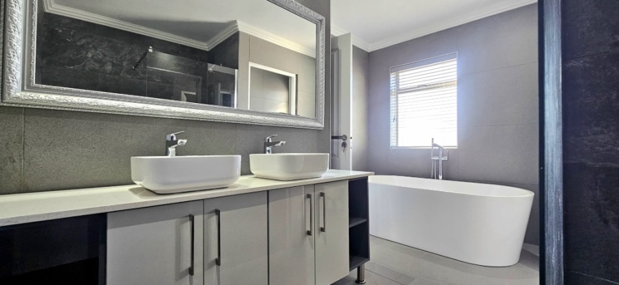 7 Bedroom Property for Sale in Gansbaai Central Western Cape